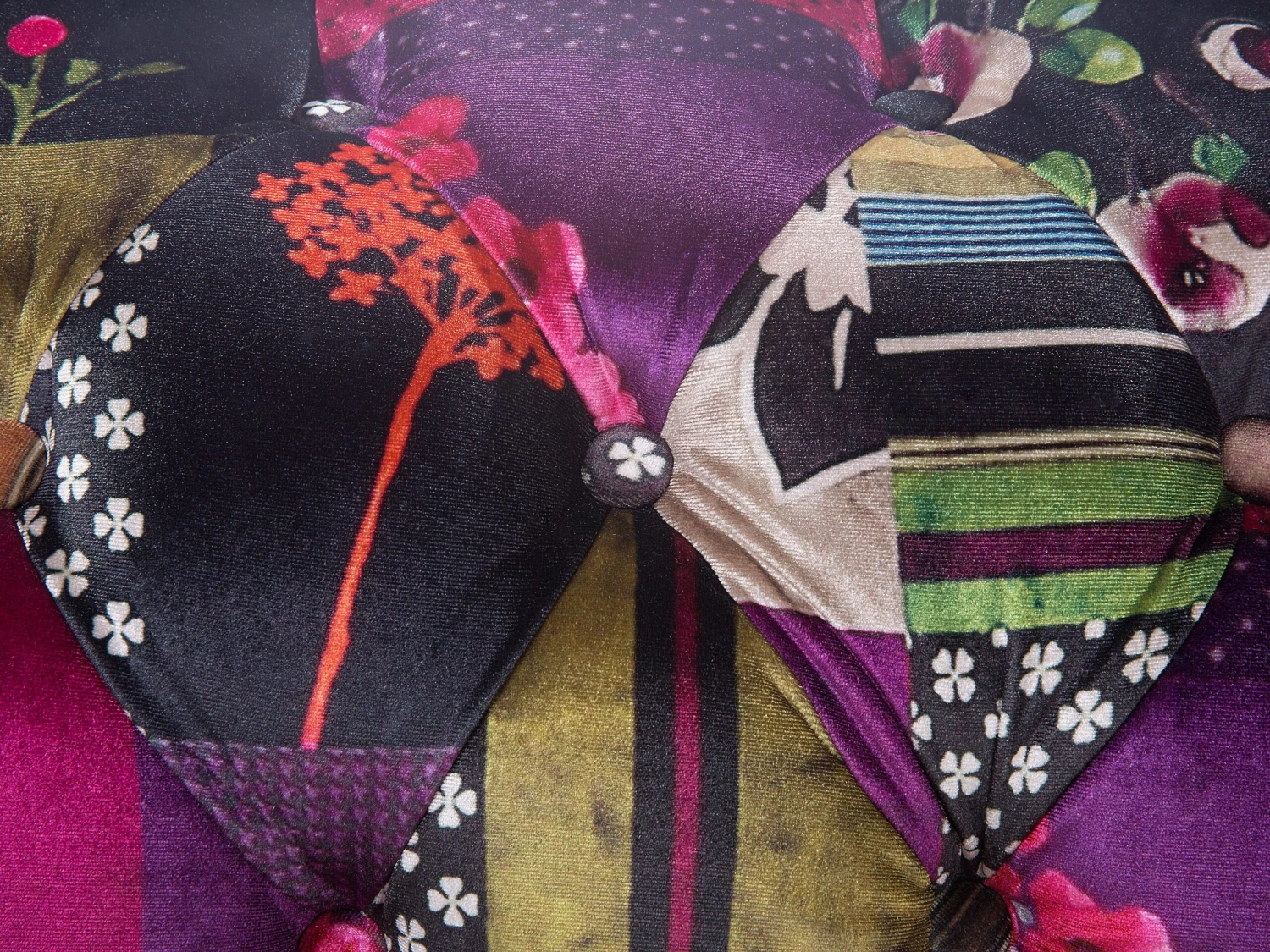 Violetti 3-istuttava Kangassohva Tilkkutäkkikuviolla CHESTERFIELD - Image 5