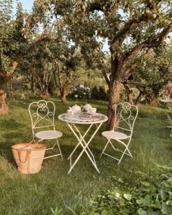 Terassipöytäsetti Beige TRIESTE -Beliani undef src sa picid 809927 type whitesh image