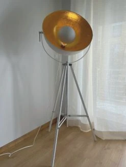 Lattiavalaisin Metalli Valkoinen/kultainen THAMES II -Beliani undef src sa picid 813757 type whitesh image