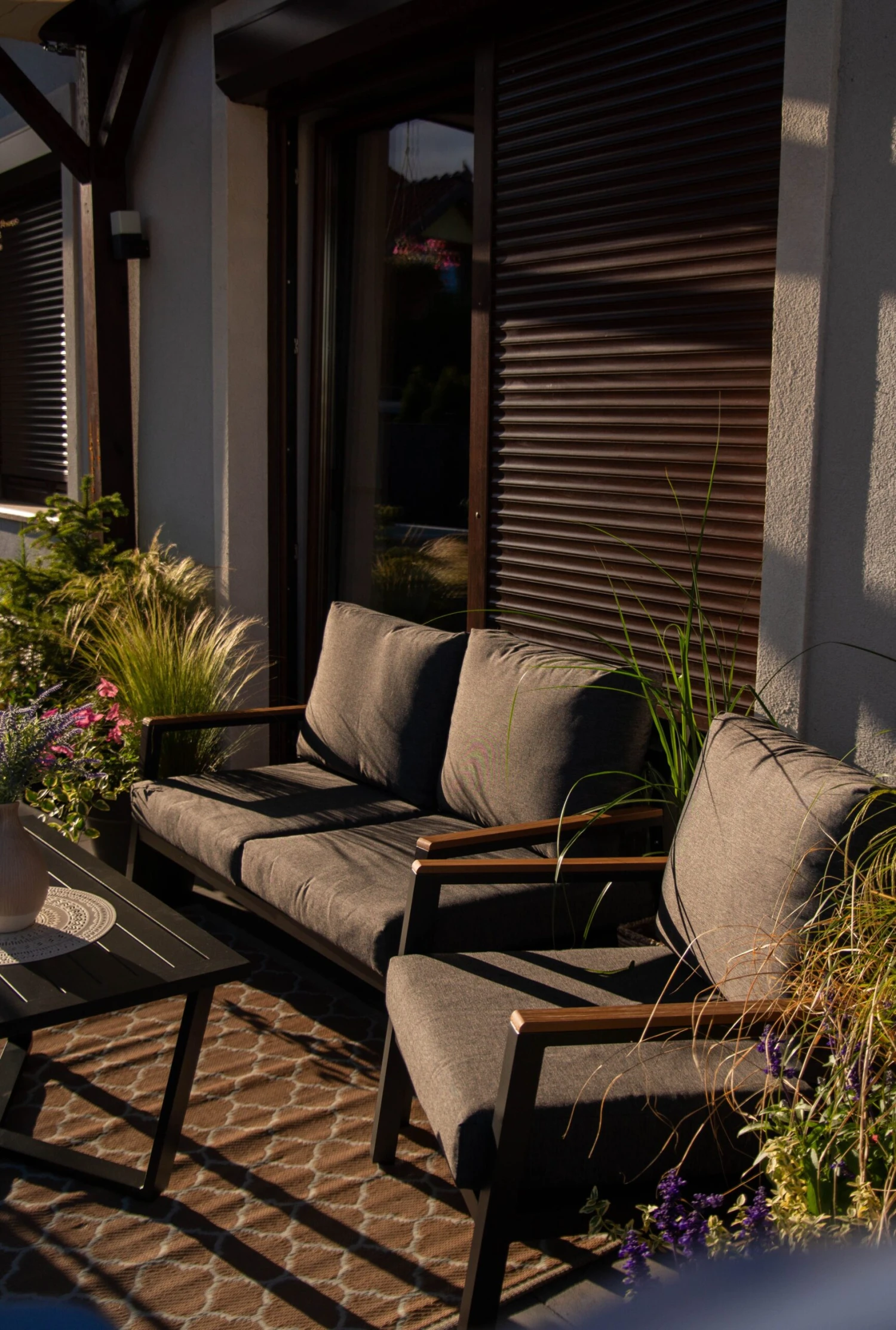 Puutarhasohvasetti 4-istuttava Tummanharmaa DELIA - Image 4