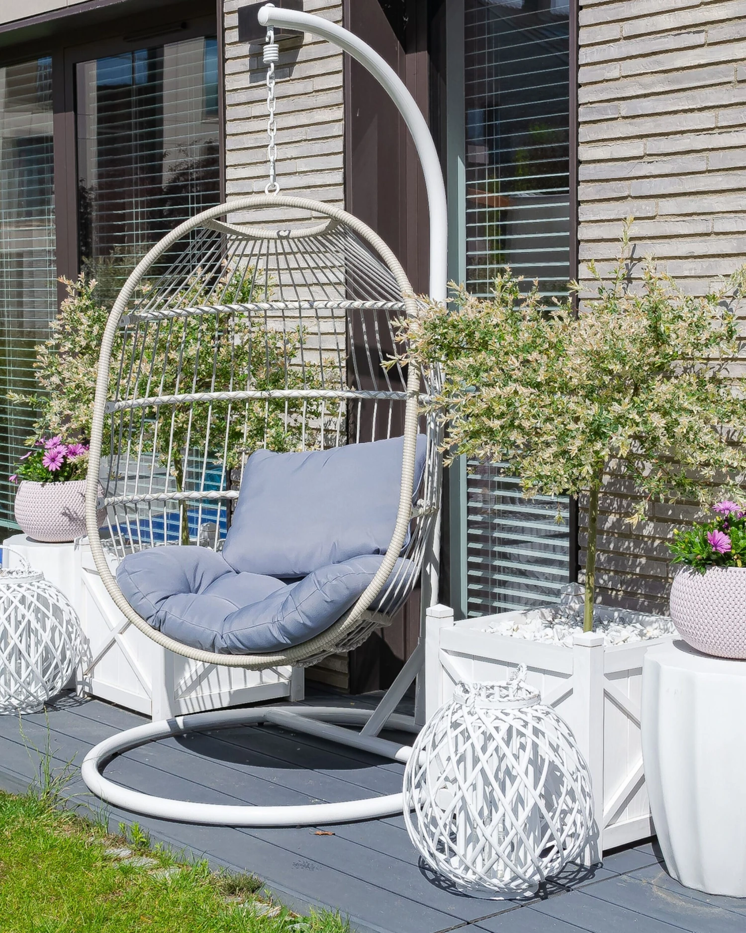 Riipputuoli Jalustalla Rottinkinen Valkoinen ALBA - Image 3